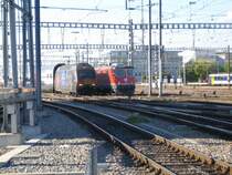 W�hrend die Re 460 074 ''Space Dream'' mit dem IR 778 aus Chur in Z�rich HB einf�hrt, wartet daneben die frisch revidierte Re 4/4'' 11114 auf ihren n�chsten Einsatz.