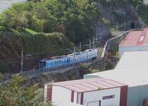Triebzug Baureihe 3500/6500 am 29.09.2006 von Bermeo kommend f�hrt an den letzten Hafengeb�uden vorbei.
