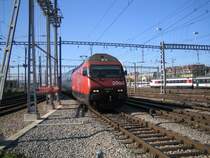 Die Re 460 027 ''Joggeli'' fuhr am 9.10.05 mit einem IC-Dosto im Z�rcher HB ein.