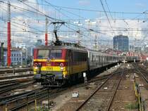 12 Loks (1181 - 1192) in diesen typischen Beneluxfarben schaffte die SNCB/NMBS 1985 an, um den Verkehr zwischen Br�ssel und Amsterdam zu gew�hrleisten. Seit nun die Serie 28 diese Leistung �bernommen hat, sollte die Serie 11 im G�terverkehr in die Niederlande und im innerbelgischen P-Verkehr eingesetzt werden. Hier aufgenommen am 17/09/2010 vom Bahnsteig 10 bei der Einfahrt in Bruxelles-Midi.