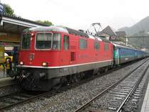 Ersatzzug f�r IR 1467 mit Re 4/4 II 11127 im Bahnhof Interlaken West, 25.09.2010.