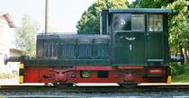 Ehemalige Werklok des Kohlekraftwerk Neum�nster,
jetzt als EFM 1 Beschriftet ( Eisenbahn Freunde Mittelholstein )
Gebaut f�r die Ehemalige Wehrmacht.
Es handelt sich um 110 PS Diesellok, die 1937 mit der Nummer 601 von den Deutschen Werken in Kiel (DWK) an die Luftwaffe in Kiel-Friedrichsort geliefert worden ist. Bis 1945 dort eingesetzt und 1947 an die Stadtwerke Neum�nster verkauft. Im Kraftwerk hat sie bis 1988 Kohlenwagens im Anschlussgleis rangiert. 
Ebenfalls 1988 wurde dort eine moderne Entladestation gebaut und die Deutsche Bahn hat den Rangierdienst �bernommen. Auf dem Schienenweg hat die Lok ihre letzte Reise nach Kleinkummerfeld 1996 angetreten.
Sie ist �u�erlich aufgearbeitet und kann in Kleinkummerfeld besichtigt werden.
Der Motor ist leider wegen eines Risses im Zylinderblock nicht funktionsf�hig.