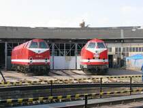 Zwei  U-Boote  1984 gebaut in Rum�nien: 229 188 und MEG 302 ( ex 229 173 ) vor dem Lokschuppen in Weimar - 09.10.2005
