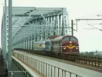 Im August 2010 gab es ein sch�nes Fest anl. 75 Jhr. Schnellverkehr in DK im Musuem in Odense. Extra aus Deutschland angereist ist dazu der SVT 137 225 aus Leipzig. Hier am Abend des 20.08.2010 beim �berqueren des Kleinen Belt auf der ebenfalls 1935 eingeweihten Br�cke bei Middelfart.