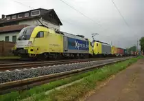 Dispo-Doppel: ES64 U2-007 und eine Dispo 189er ziehen gemeinsam einen Containerzg durch Ludwigsau Friedlos gen S�den. Aufgenommen am 23.07.2010  