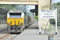 Personenzug mit unbekannter Lok im Bahnhof Wadduwa.