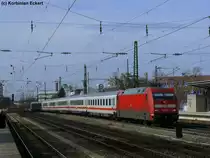 101 075-0 mit EC richtung �sterreich bei der Durchfahrt in M�nchen Heimeranplatz, 20.03.2010