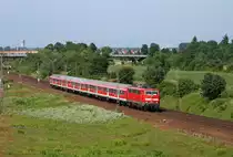 Nach einem leider verlorenen WM-Spiel gegen Serbien beschleunigt die Ludwigshafener 111 069 am 18. Juni 2010 die RB 18621 von Mannheim nach Karlsruhe aus dem Haltepunkt von Neulu�heim in Richtung Wagh�usel.
