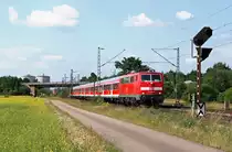 Bei angenehm sommerlichen Temperaturen bef�rdert die Ludwigshafener 111 072 die RB 18691 am 22. Juni 2010 von Mannheim nach Karlsruhe. Die Aufnahme entstand zwischen Wagh�usel und Wiesental.