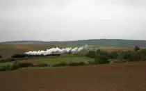 Die 52.100 ist hier mit REX 7399 von Ernstbrunn Richtung Wien S�dbahnhof(Ost) kurz vor Hetzmannsdorf unterwegs. 26.09.10 