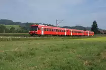 Eine rein rote S 7 nach Huttwil f�hrt am 6.9.10 von Lindenholz Richtung Kleindietwil.