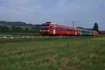 Nicht ganz reinrassig war diese Komposition, die am 6.9.10 Lindenholz verliess: Steuerwagen und Triebwagen noch im rot des ehemaligen RM, Mittelwagen schon im aktuellen NINA-Anstrich.