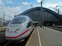 Tag 5: Hier wollte ich mal mit Hilfe einer weitwinkligen Aufnahme die aerodynamische Schnauze eines ICE 3 zur Geltung bringen. Sie ergänzt hier sogar noch die Form der Kölner Hauptbahnhofshalle in einem eleganten Bogen! ;-) Der ICE 3 war übrigens unterwegs nach Dortmund Hbf und kam eben aus München Hbf auf Gleis 5 eingefahren.