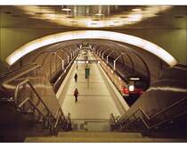Blick in die S-Bahnstation  Offenbach-Ledermuseum  - 

Die drei unterirdischen Stationen in Offenbach wurden weitgehend einheitlich in übersichtlicher, von Stützen und Einbauten freier Hallenform erbaut. Schon von den Zugängen aus kann der gesamte Bahnsteig überblickt werden. Die Strecke Mühlberg - Offenbach - Hanau wurde am 23. Mai 1995 in Betrieb genommen. Die 3,6 km lange Innenstadttunnelstrecke in Offenbach wurde in offener Bauweise erstellt. 

Analoge Aufnahme von 2003 (M)