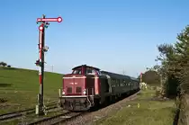 V100 1041 und V200 033 mit dem DPE 36646 (Titisee-Offenburg) am 11. September 2010 in D�ggingen.