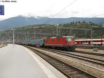 Die Re 4/4'' 11199 schiebt am 18.9.2010 ein Regio nach Domodossola aus dem Bhf. Brig. Da am Simplon auch die Regionalz�ge begleitet werden m�ssen, kann man auf diesen Z�gen, Rollmaterial einsetzen, dass nicht f�r KlB-Betrieb ausger�stet ist.