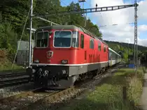 Re 4/4 II 11132 mit Regio Express 2762 bei Ausfahrt in Chambrelien. Weil diverse Domino Kompositionen f�r Shuttle Fahrten beim Depot Biel ben�tigt wurden, kamen auf der Linie Neuchatel-Le Locle Re 4/4 Pendel zum Einsatz, 26.09.2010.
