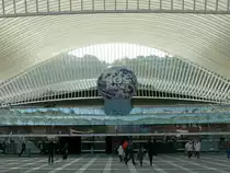 Nochmal ein Blick auf den neuen Bahnhof Li�ge-Guillemins. �ber dem Eingangsportal thront un�bersehbar die Weltkugel mit der Aufschrift  Expo SOS Planet , die auf die im Inneren organisierte Expo zum Thema Umweltschutz hinweist. Aufgenommen am 18/09/2010.