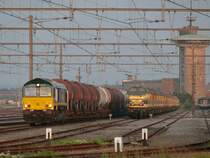 Im letzten Sonnenlicht des 03/09/2010 rollt die V265 der Rurtalbahn mit ihrem Kesselwagenzug langsam in Parkposition im Bhf Montzen, vorbei an den dahin rostenden 51ern.