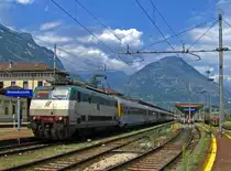 Aufgrund der verz�gerten Inbetriebsetzung der neuen ETR 610 Neigez�ge mussten im Fahrplanjahr 2009 diverse Cisalpini mit konventionellem Rollmaterial gef�hrt werden. So auch CIS 125  Lemano  (Gen�ve-Milano Centrale), hier nach vollzogenem Lokwechsel mit E 444 056 im Bahnhof Domodossola. (27.Juli 2009)