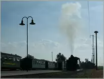 Die 99 1761-8 dampft mit Wasser und Kohle versorgt, �ber das Umfahrungsgleis in Radebeul Ost zu ihrem Zug nach Radeburg.
24. Sept. 2010 
