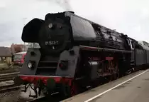 01 1533-7 der �sterreichischen Gesellschaft f�r Eisenbahngeschichte (�GEG) zog den Eisenbahn-Romantik-Dampfsonderzug �ber die S�dbahn bis nach Friedrichshafen, bei der Weiterfahrt nach Lindau darf sie entspannen, denn 01 1066 der UEF zieht den Zug am anderen Ende, 26.09.10
