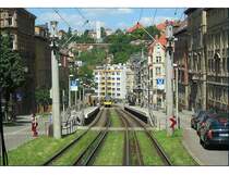 . Aus der Fahrersicht - 

Blick zur Haltestelle  Dobelstraße , wir fahren hier mit 7 % Gefälle in das Tal hinunter. 

15.06.2004 (J)