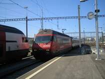Die Re 460 099 ''Bodensee/Blick'' fuhr am 9.10.05 mit dem versp�teten IC 825 in Z�rich HB ein.