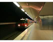 S-Bahnstation  Flughafen  - 

Die Gestaltung erinnert an die U-Bahn in Wien. Der Gleisbereich ist unverkleidet und dunkel weggestrichen. Die gekrümmten Ausbauelemente dieser Station sind rein architektonisch gewollt und sind kein Hinweis auf eine etwaige bergmännische Bauweise. Die Station wurde in offener Bauweise erstellt. 

08.10.2005 (M)