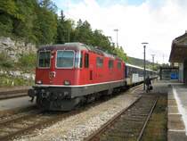 Re 4/4 II 11132 mit RE 2762 im Bahnhof Chambrelien. Weil diverse Domino Kompositionen f�r Shuttle Fahrten beim Depot Biel ben�tigt wurden, kamen auf der Linie Neuchatel-Le Locle Re 4/4 Pendel zum Einsatz, 26.09.2010. 
