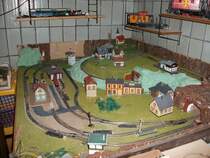 Die TT-Anlage meines Vaters im Keller.Gr��e:1,50m x 1,23m 1x Kreuzungsweiche und 7x elektrische Weichen Schienen und Fahrzeuge von Berliner TT-Bahnen.Einst erwarb ich diese Anlage mit rollenden Material und Zubeh�r in einem An-und Verkauf f�r 150,-�.Da ich einen eigenen Hobbyraum habe und dort eine H0-Anlage,gab ich die Anlage an meinen Vater ab.