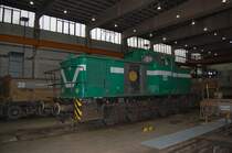 Lok 14 steht mit offener Motorhaube in der Werkstatt der Wismut Werksbahn, 25.09.2010. Das Bild entstand im Rahmen einer �ffentlich veranstalteten Fahrt zur Besichtigung der Werksbahn.