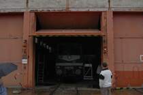 Hier sind die tollen Klapptore der Werkstatt der Wismut-Werksbahn zu sehen. Hinter dem sich schlie�enden Tor steht die V300 002. 25.09.2010 Das Bild entstand im Rahmen einer �ffentlich veranstalteten Fahrt zur Besichtigung der Werksbahn.