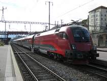 RJ als Extrazug Neuchatel-Biel im Bahnhof Neuchatel. Dieser Zug verkehrte f�r das Fest  150 Jahre Arc Jurassien , 26.09.2010.
