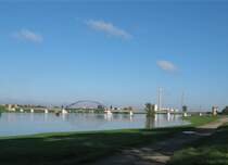 Die Eisenbahnbr�cke Torgau in ihrer ganzen L�nge. Wie man sieht ist die Elbe �ber die Ufer getreten. 30.09.2010 Torgau
(c) by Vico Schulze