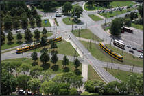 Unterschiedliche Richtungen -

Beim Wiederaufbau Dresdens nach dem Krieg wurde dem Straßenverkehr sehr viel Raum gelassen, zu Lasten der Urbanität. Hier ein Blick vom Rathausturm auf den Georgplatz. 

07.08.2009 (M)