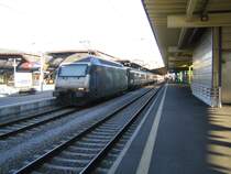 Die Re 460 032 ''SF DRS'' stand am 9.10.054 in Z�rich um den IC 381 ''Insubria'' nach Mailand zu bespannen, da zu diesem Zeitpunkt kein Rangierer anwesend war, konnte die Lok nicht ganz an den Zug anfahren.