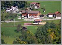 Ein kuzer G�terzug mit Ge 6/6 II 705  Pontresina  f�hrt unterhalb von Klosters Dorf talw�rts. (29.09.2010)