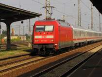 DB 101 013-1 mit dem IC 2152 von Berlin Gesundbrunnen nach D�sseldorf Hbf, in Gro�korbetha; 10.09.2010