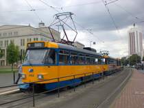 Leipzig: Stra�enbahnlinie 11E nach D�litz Betriebshof an der Haltestelle Mitte Augustusplatz.(25.8.2010)