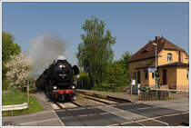 52 8195 mit einem Sonderzug aus N�rnbeg am 22.5.2010 anl�sslich 175 Jahre Deutsche Bahn auf dem Weg zum Schnellzug-Dampflok-Treffen in Neuenmarkt-Wirsberg bei der Durchfahrt in Ludwigschorgast.