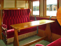 150 Jahre Eisenbahn am Jurabogen. Feudal siehts im Wagen der  Spanisch-Br�tli-Bahn  aus. PB-Biel/Bienne, 25. Sept. 2010, 15:22