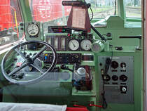 150 Jahre Eisenbahn am Jurabogen. Blick in den F�hrerstand des Churchill-Pfeils. Leider spiegelts wegen der Scheibe. PB-Biel/Bienne, 25. Sept. 2010, 14:11