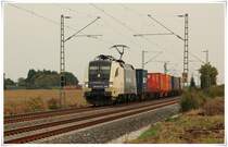 ES 64 U2 -035 der WLC mit K�hne und Nagel Werbung mit einem Containerzug gen Regensburg in Taimering am 30.09.2010.  