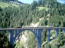 RhB ALPIN CLASSIC PULLMAN EXPRESS f�r GRAUB�NDEN TOURS von Klosters nach St.Moritz am 25.08.2000 auf Wiesener Viadukt mit Oldtimer-E-Lok Ge 6/6I 412 - D� 4062 - As 1143 - As 1144 - As 1142 - As 1141.

