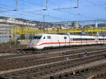 Der ICE 1 BR 401 080-7 fuhr am 9.10.05 im Z�rcher Hauptbahnhof aus.