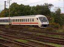 Ein Steuerwagen der Gattung Bimdzf am 17.10.2001 am Schlu� eines IR der Realation Dresden - Leipzig - Magdeburg bei der Ausfahrt aus K�then.