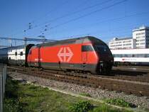Die Re 460 052-4 ''Eigenamt'' erreichte am 9.10.05 mit einem IC-Dosto den Z�rcher Hauptbahnhof.