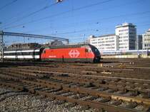 Die Re 460 046 ''Polmengo'' erreicht Z�rich mit einem EW IV-Pendel.