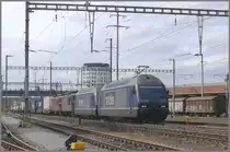 Schon fast amerikanische Verh�ltnisse weisst dieser G�terzug auf der mir hier in Pratteln begegnete. 2 x Re 465 und 2 x Re 425 alles BLS. (16.09.2010)